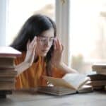 Ti Scoppia la Testa?! 9 Modi per Smettere di Pensare Troppo