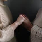 Come Farla Finita Con L’Attaccamento [E Scoprire l’Arte del Lasciar Andare]