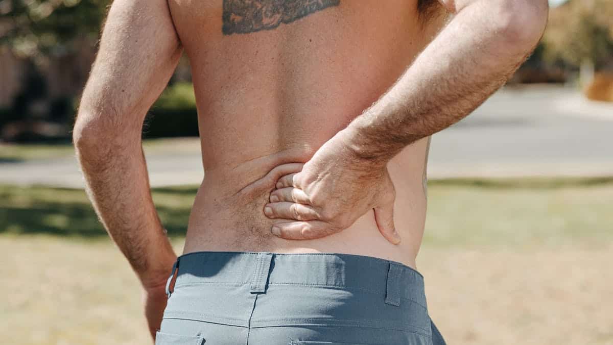 Soffri Di Mal Di Schiena? Ecco 3 Semplici Posizioni Yoga + 1 Video Speciale per Alleviarlo e Rilassare Subito la Muscolatura